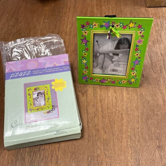 Carr Frames - 3.5" x 5" Photo Frame - Green w/Multicolor Star - Bonus Necklace - - Picture 2 of 6